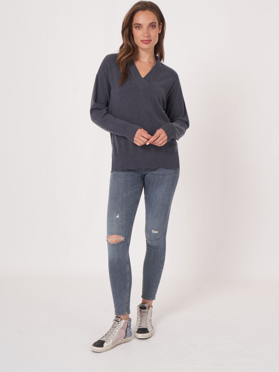 Pull en cachemire à col en V profond image number 33