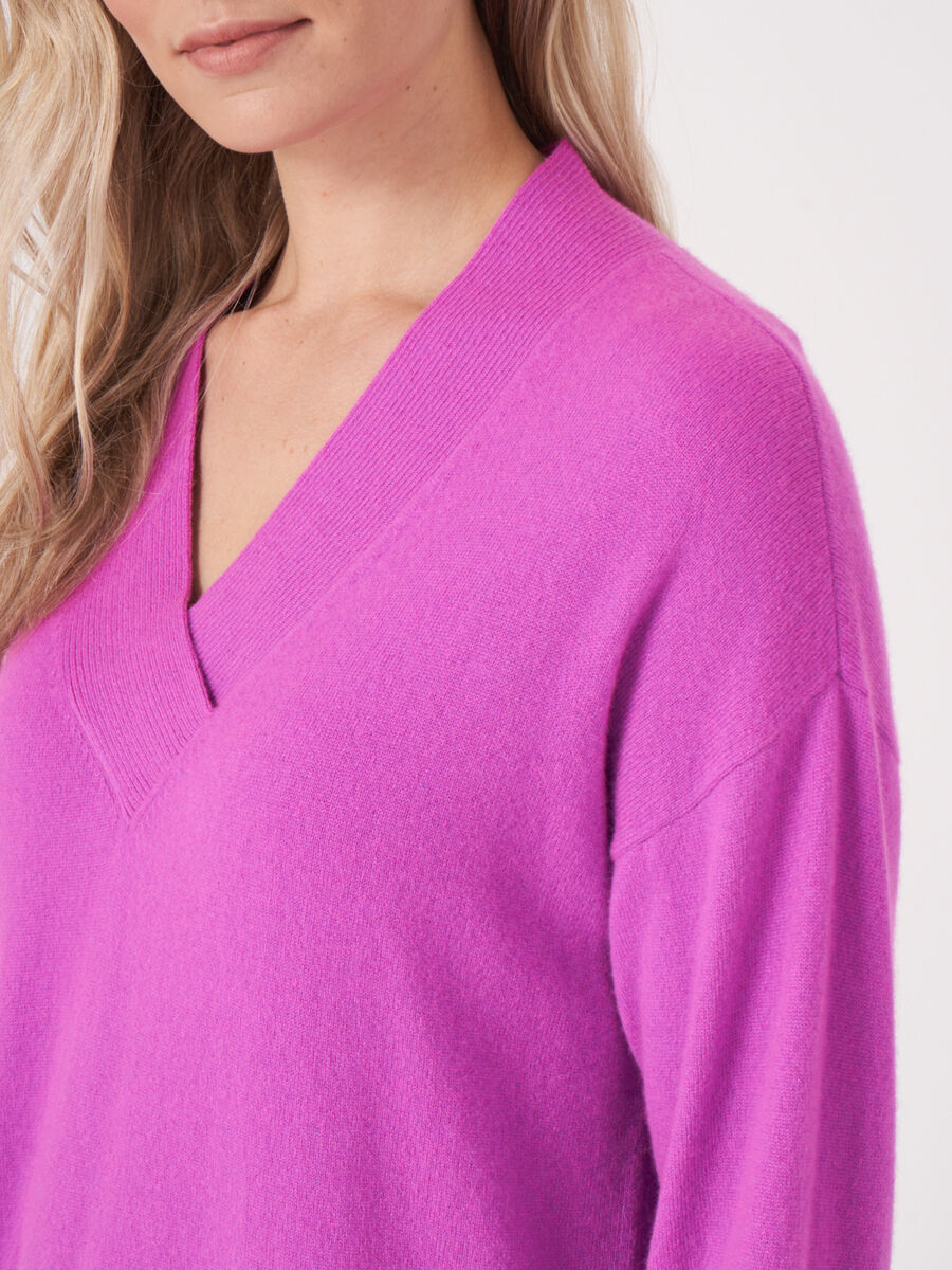Pull en cachemire à col en V profond image number 37