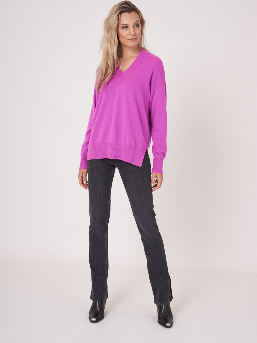 Pull en cachemire à col en V profond image number 40