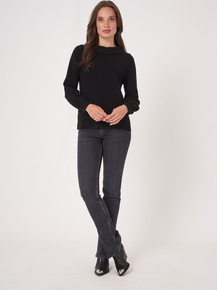 Cashmere trui met Audrey Hepburn-stijl boothalskraag image number 5