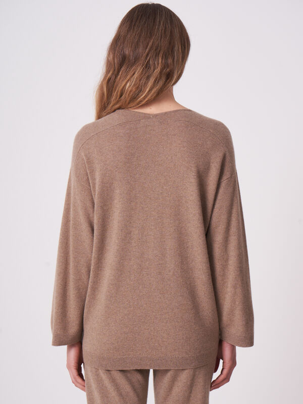 Cashmere trui met V-hals en 3/4 mouwen image number 2