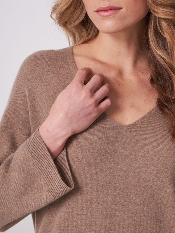 Cashmere trui met V-hals en 3/4 mouwen image number 3