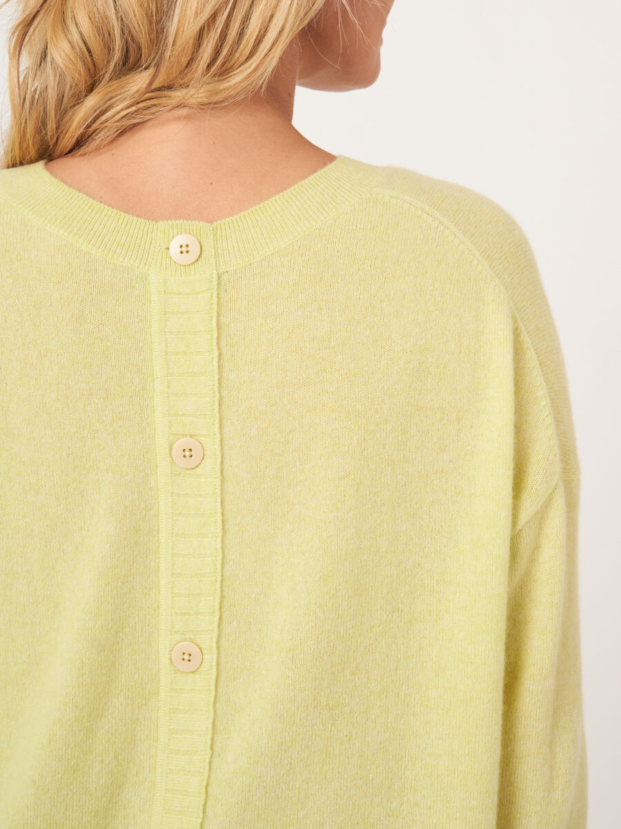 Lässiger Bio-Kaschmir-Pullover mit geknöpftem Rücken image number 4