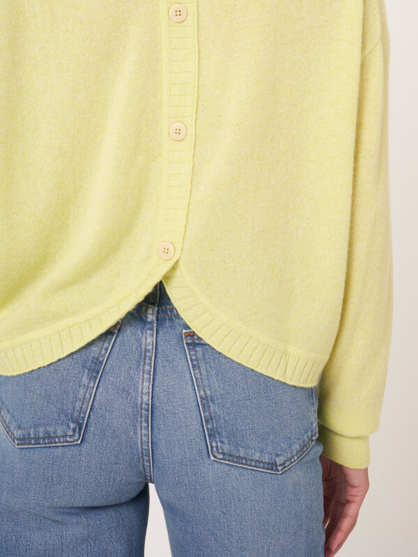 Casual trui van biologisch cashmere met knoopsluiting op de rug  image number 5