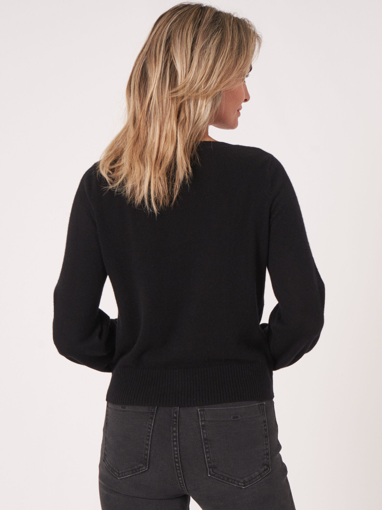 Organic cashmere sweater with twisted hem