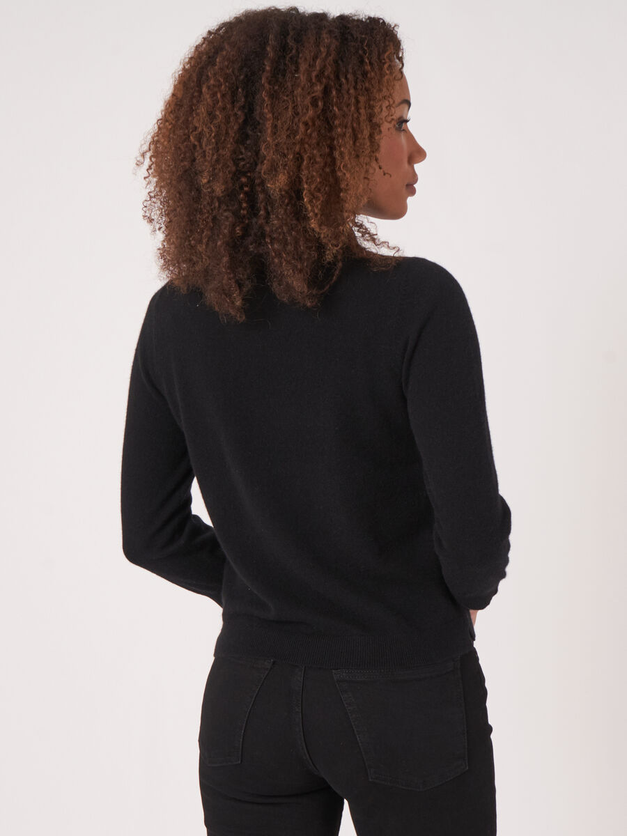 Bio-Kaschmir-Pullover mit Rollkragen und Vordertaschen image number 1