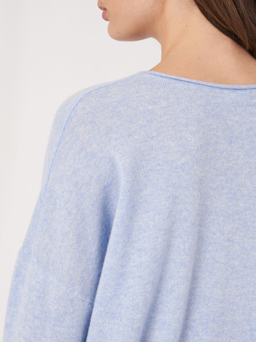 Pull oversize en cachemire biologique &agrave; col en V  image number 3