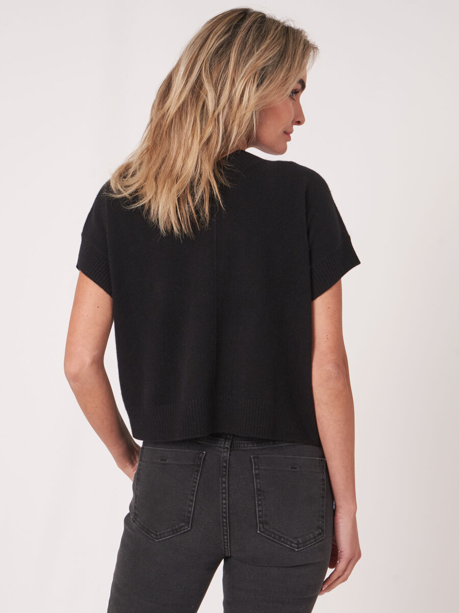 Kort vestje met geribde V-hals op de rug image number 1