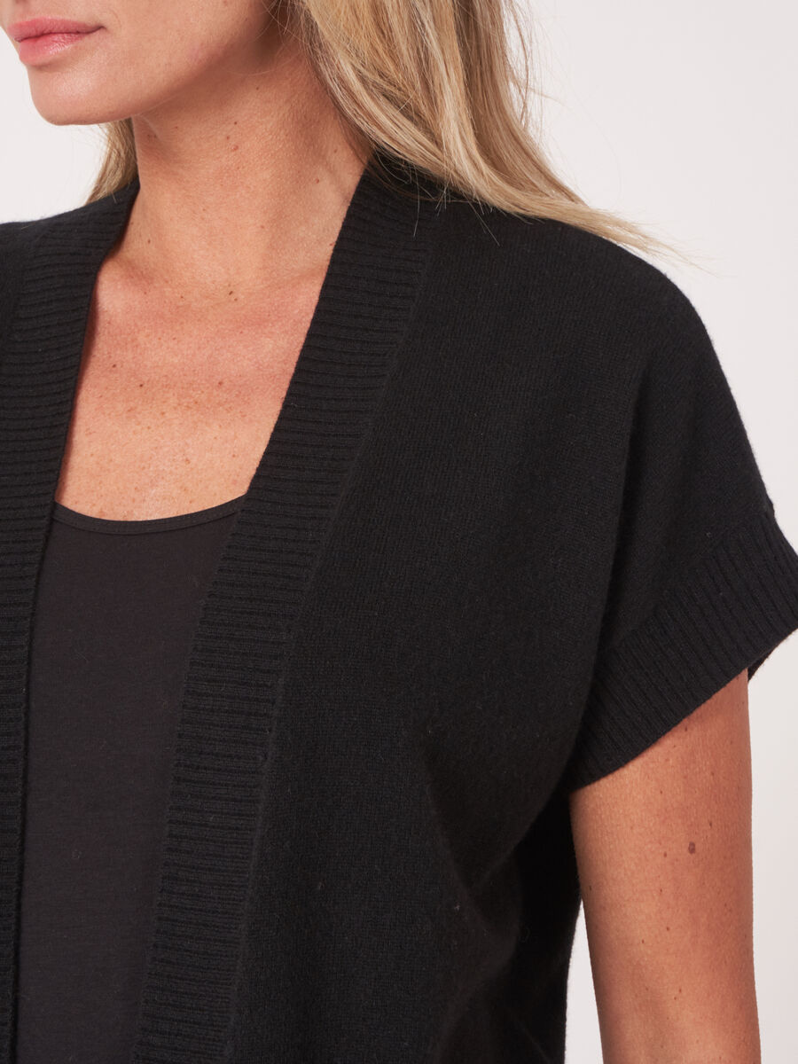 Kort vestje met geribde V-hals op de rug image number 3