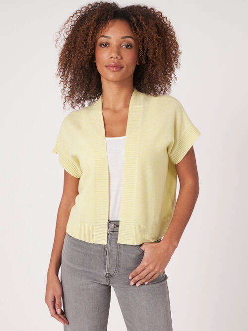 Kort vestje met geribde V-hals op de rug