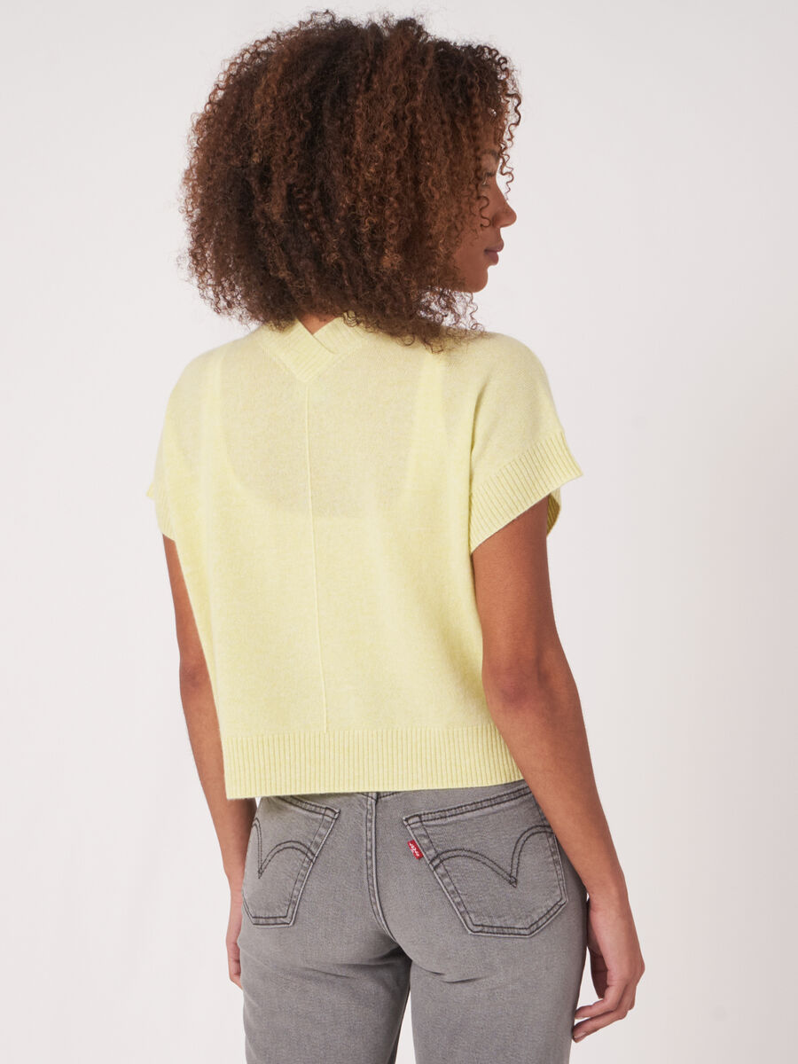 Cropped boxy open front cardigan with ribbed V-neckline at back image number 2