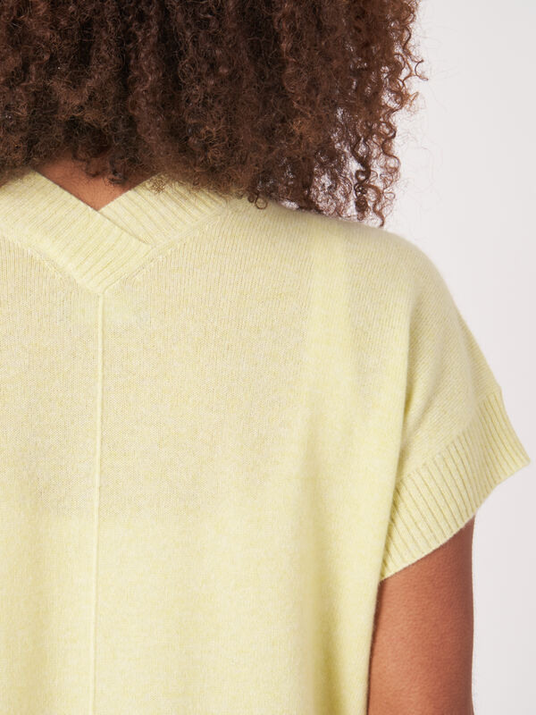 Kort vestje met geribde V-hals op de rug image number 3