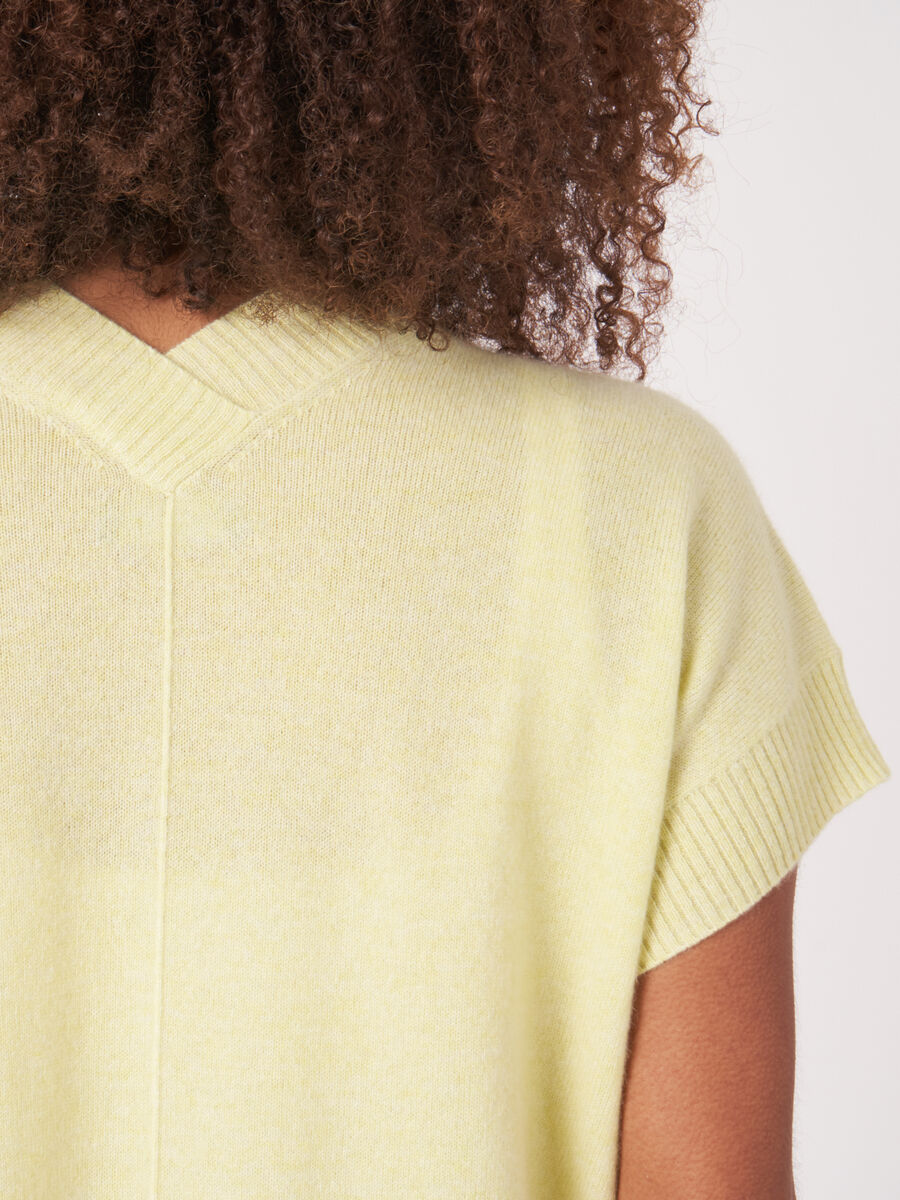 Cropped boxy open front cardigan with ribbed V-neckline at back image number 3