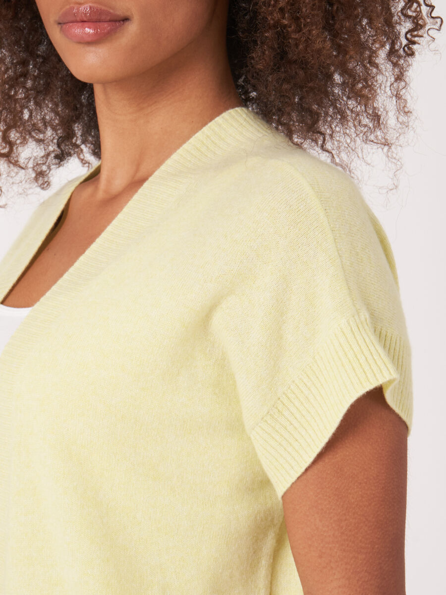 Cropped boxy open front cardigan with ribbed V-neckline at back image number 4