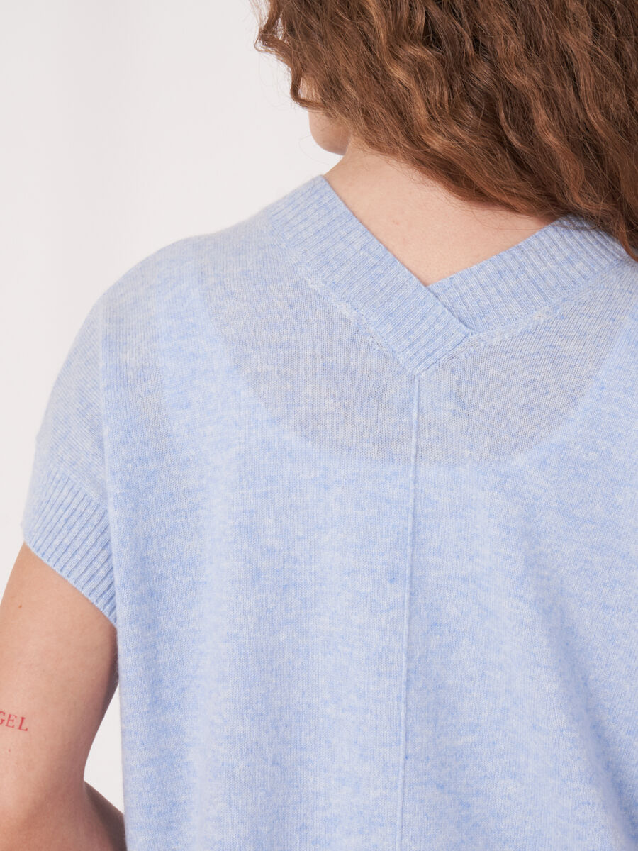 Kort vestje met geribde V-hals op de rug image number 2