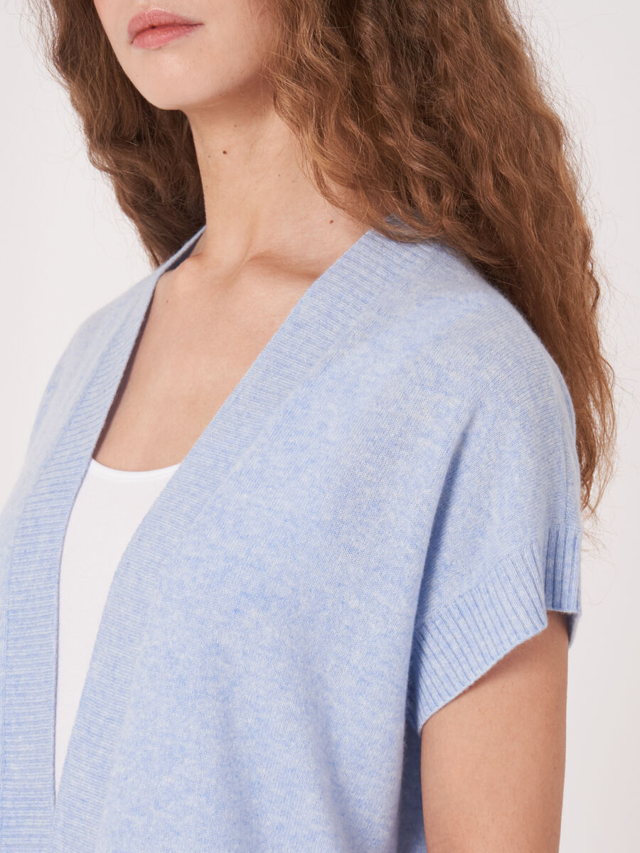 Kort vestje met geribde V-hals op de rug image number 3