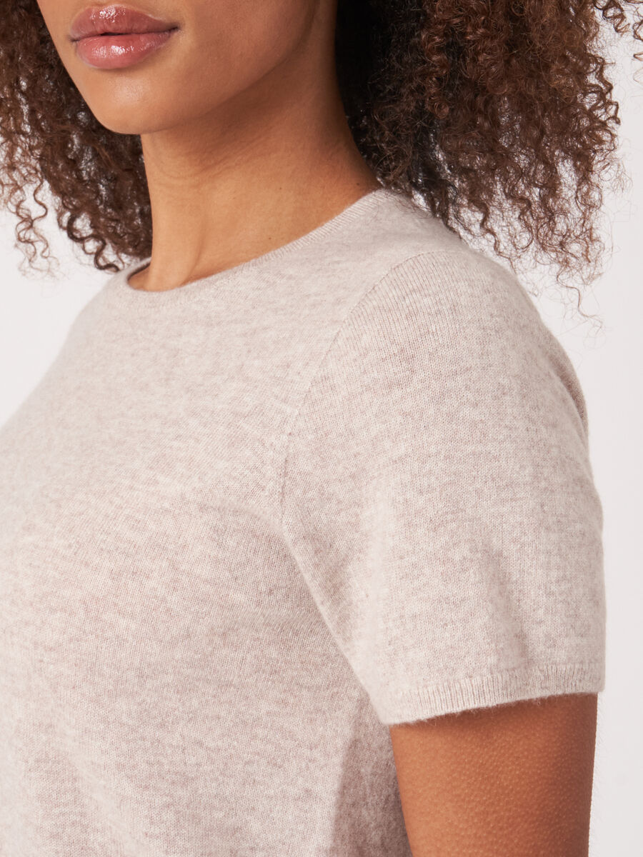 Nahtlos gestricktes Kurz-Armpullover aus Bio-Kaschmir  image number 3