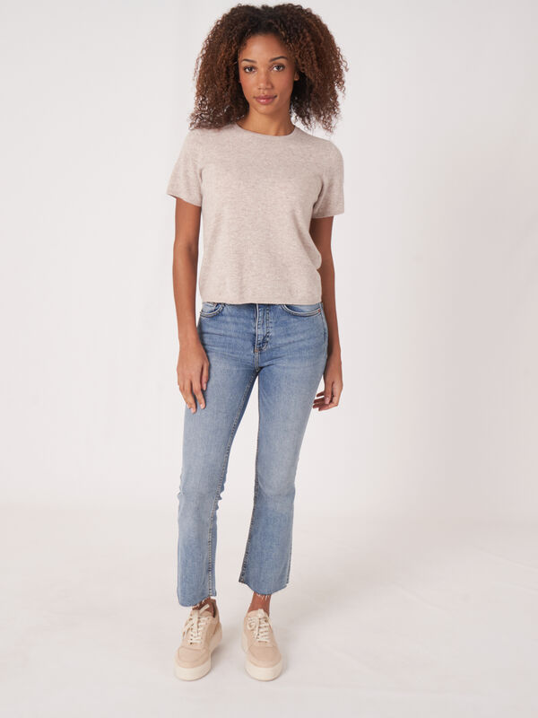 Nahtlos gestricktes Kurz-Armpullover aus Bio-Kaschmir  image number 4