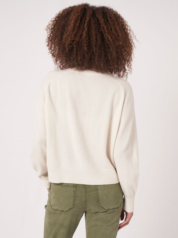 Kürzer Bio-Kaschmir-Raglan-Pullover image number 2