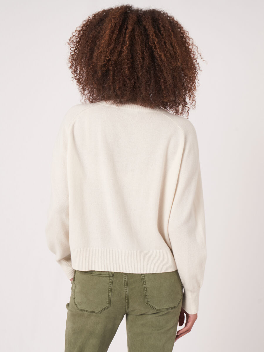 Korte raglan trui van organisch cashmere image number 2