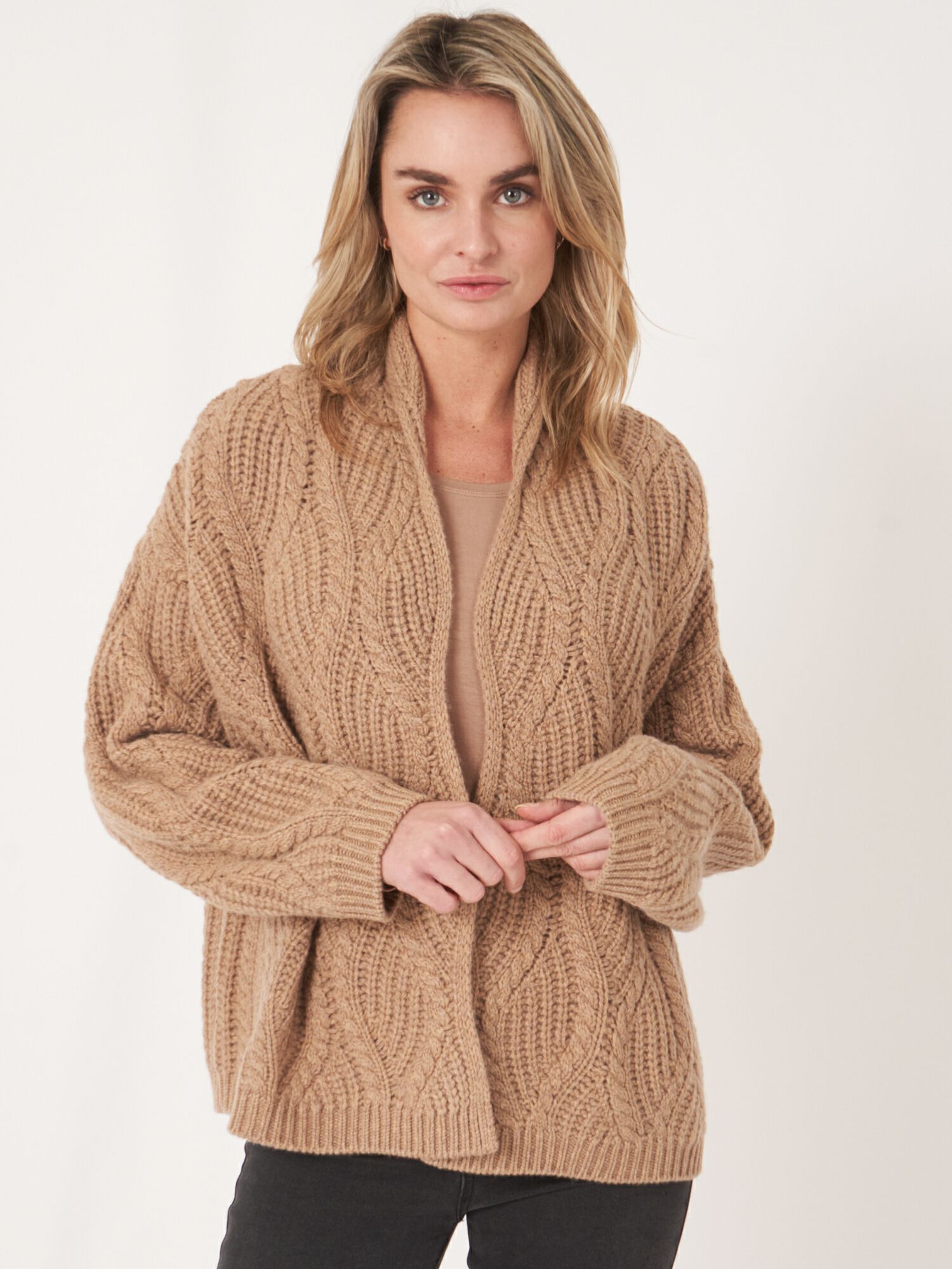 Women's Chunky cashmere cable knit cardigan with scalloped hem