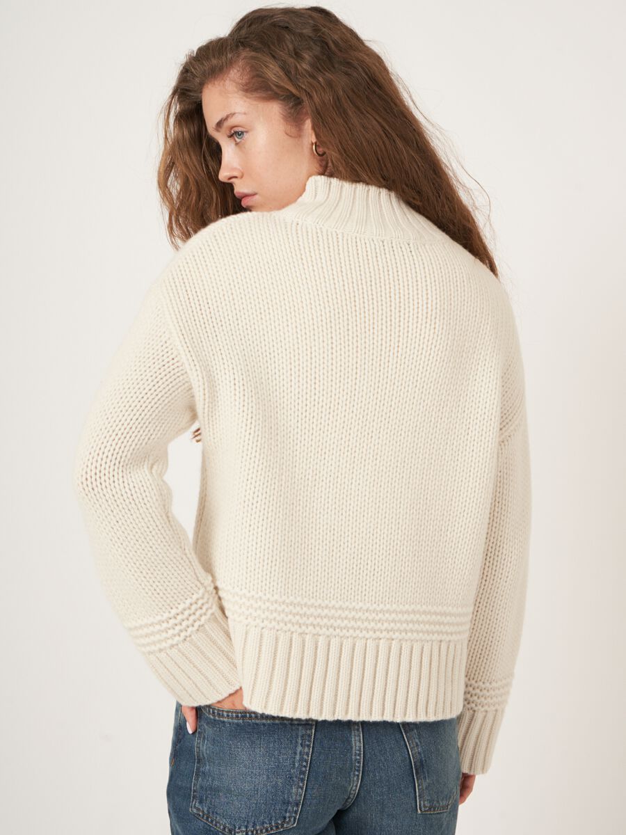 Trui met opstaande kraag en fantasie gebreide details image number 1