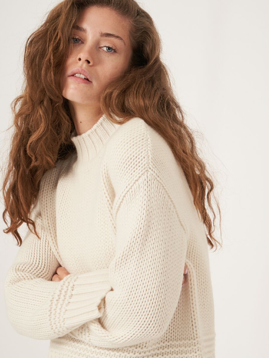 Trui met opstaande kraag en fantasie gebreide details image number 2