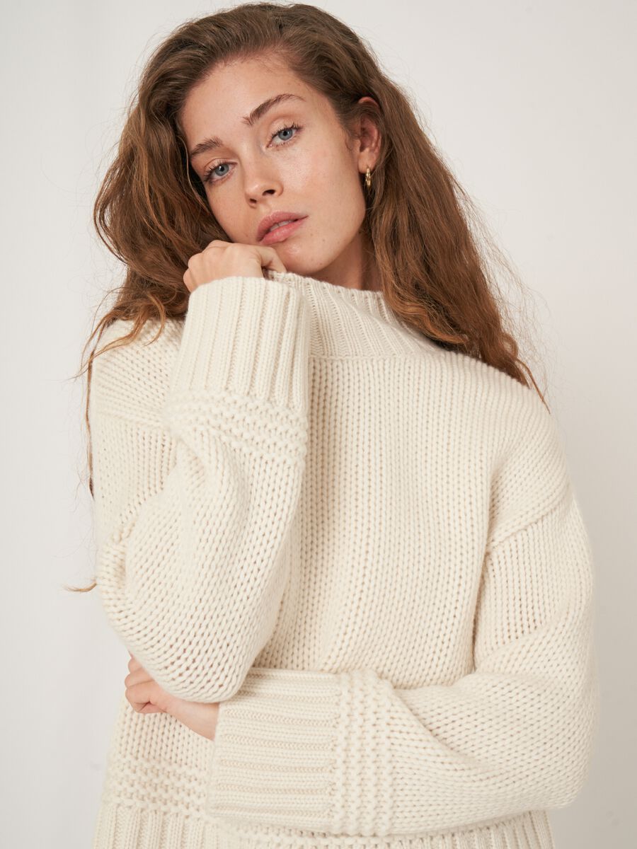 Trui met opstaande kraag en fantasie gebreide details image number 3