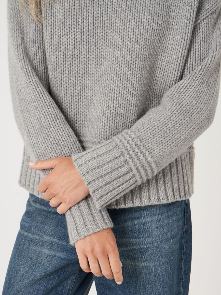 Trui met opstaande kraag en fantasie gebreide details image number 9