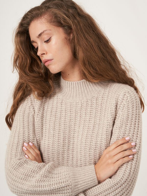 Chunky rib knit cashmere sweater image number 3
