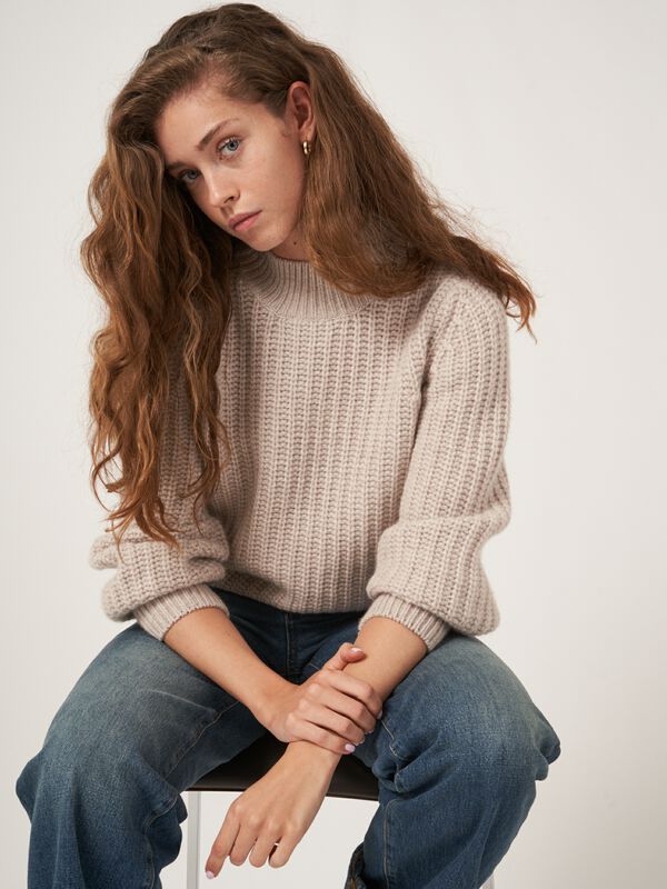 Chunky rib knit cashmere sweater image number 4
