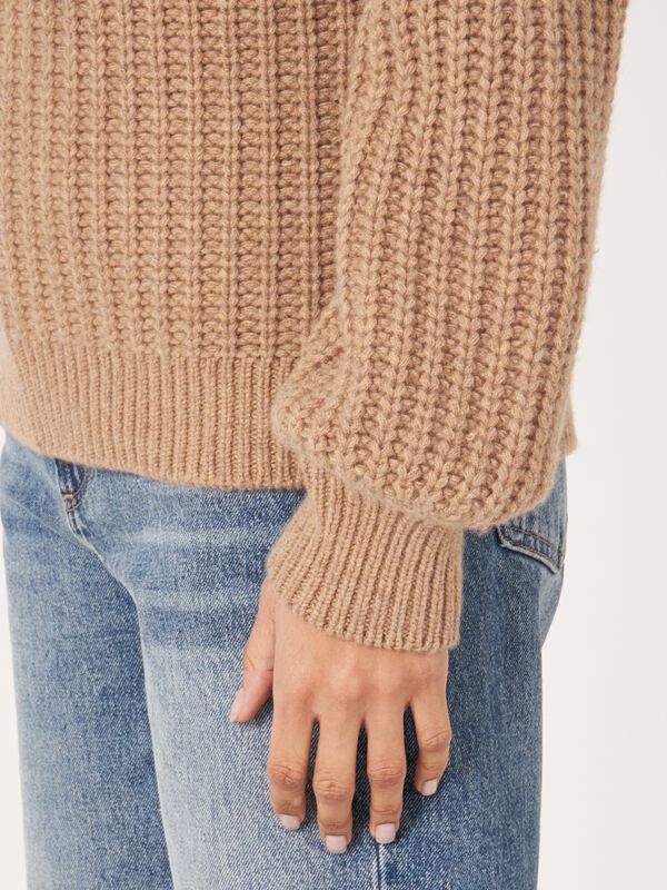 Chunky rib knit cashmere sweater image number 10
