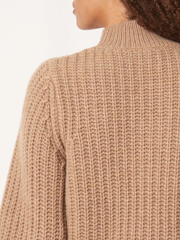 Chunky rib knit cashmere sweater image number 11