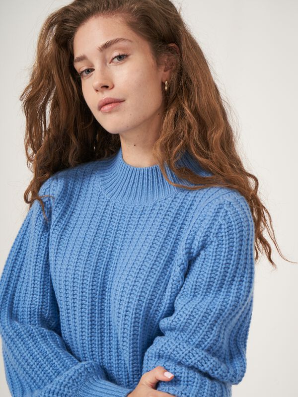 Chunky rib knit cashmere sweater image number 15