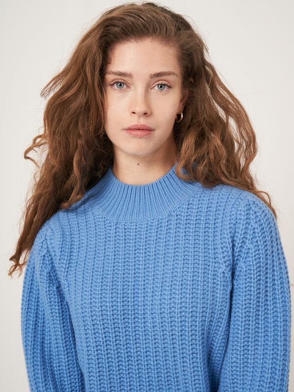 Chunky rib knit cashmere sweater image number 16