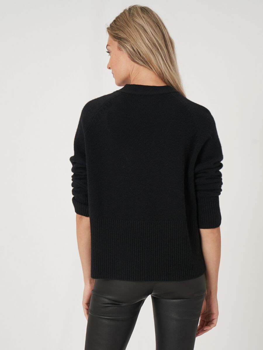 Geknoopt cashmere vest met geribde V-hals image number 1