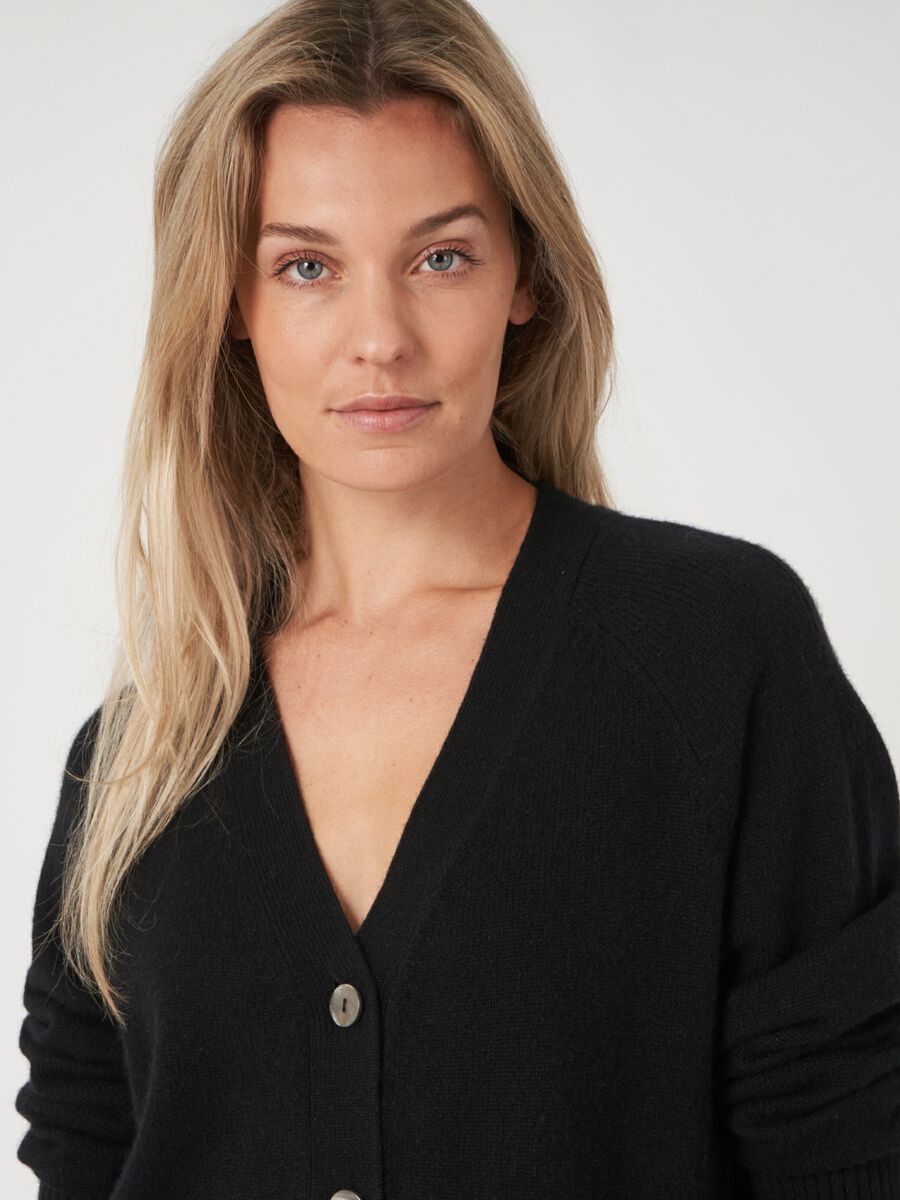 Geknoopt cashmere vest met geribde V-hals image number 3