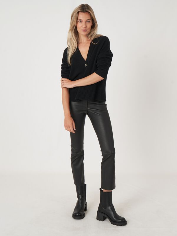 Kaschmir-Strickjacke mit geripptem V-Ausschnitt image number 4