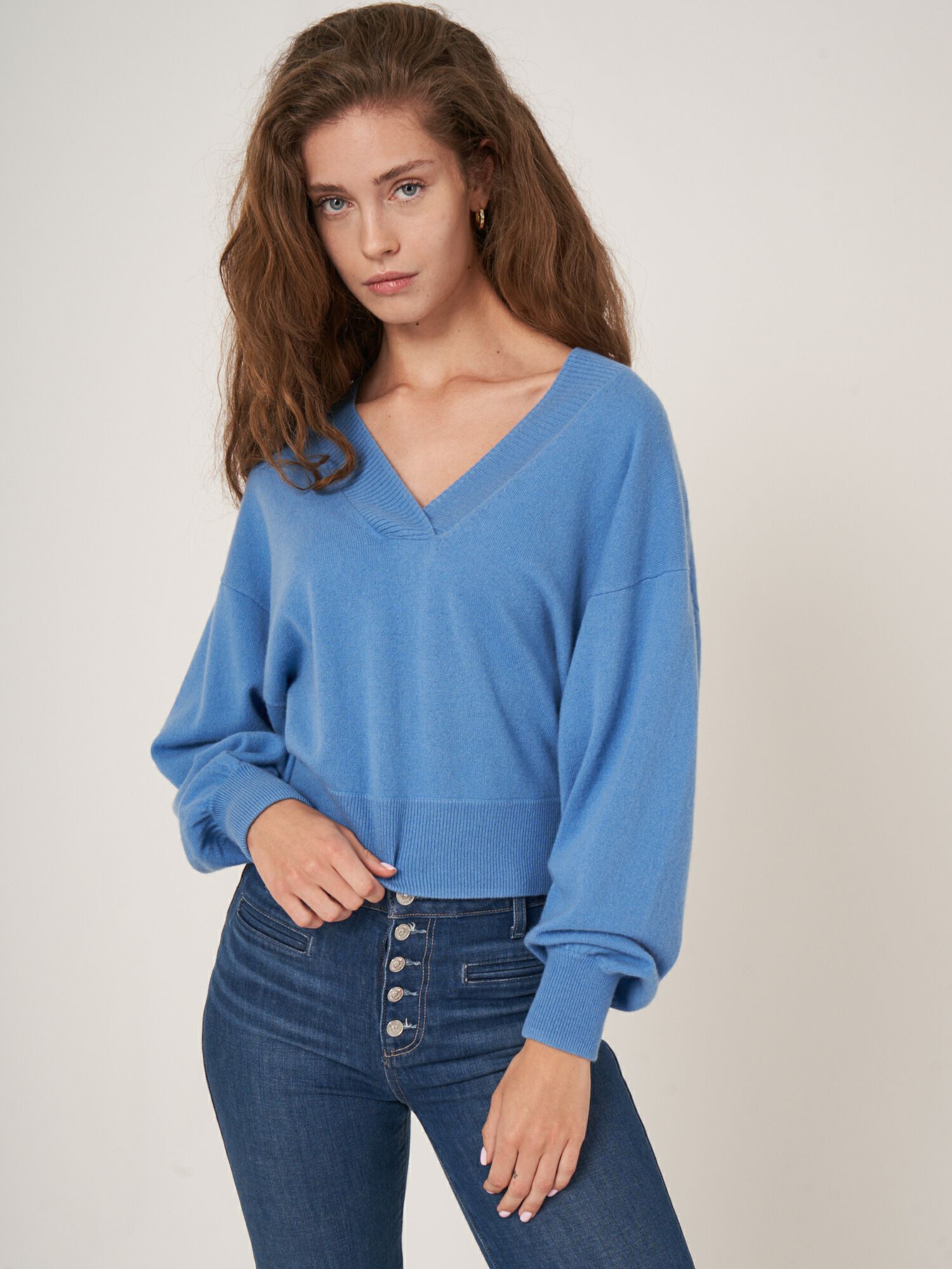 Cashmere trui met diepe geribde V-hals