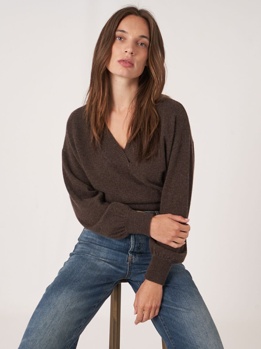 Cashmere jumper with deep V-neckline image number 0
