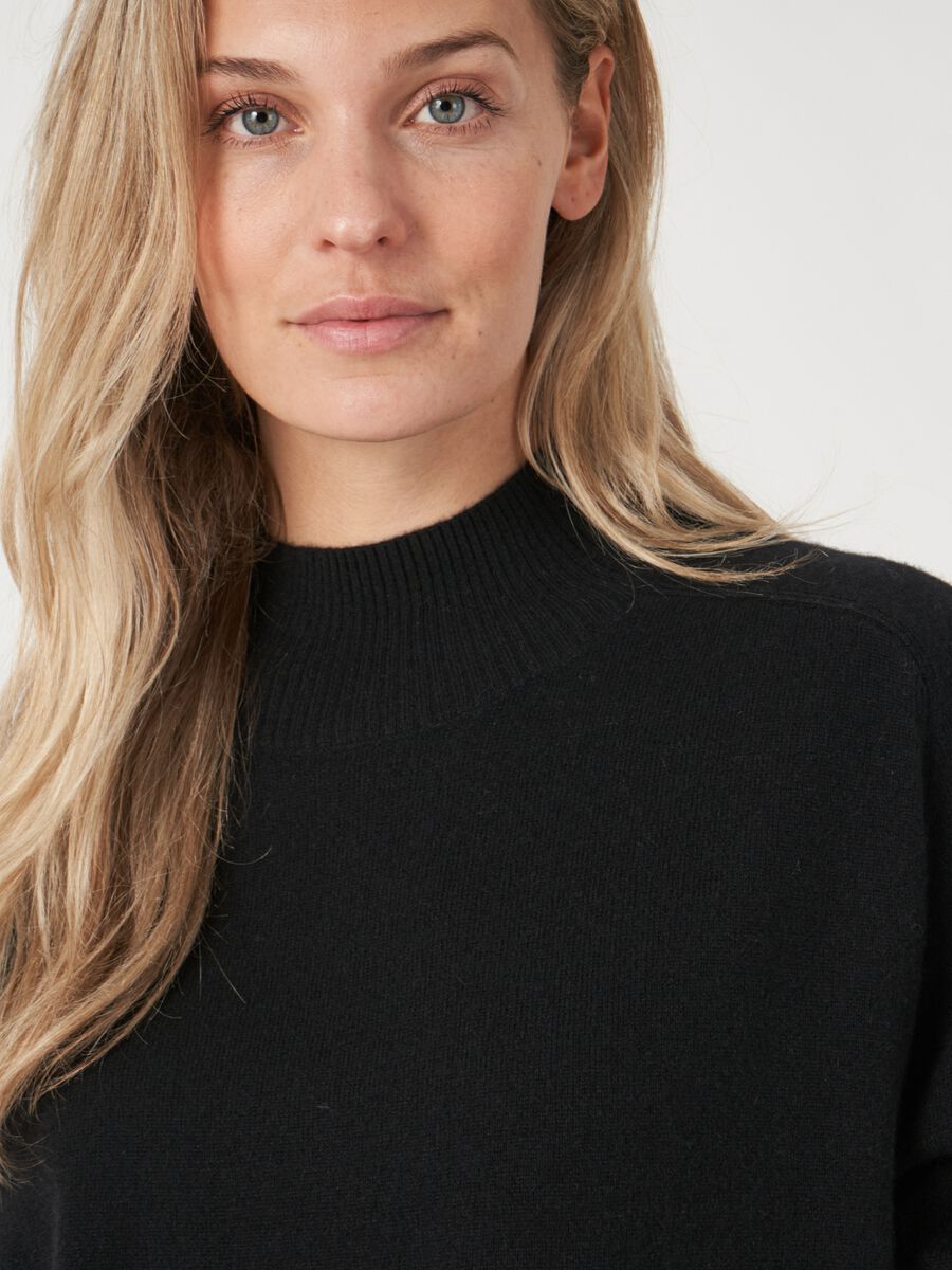 Pull à col montant en cachemire biologique image number 3