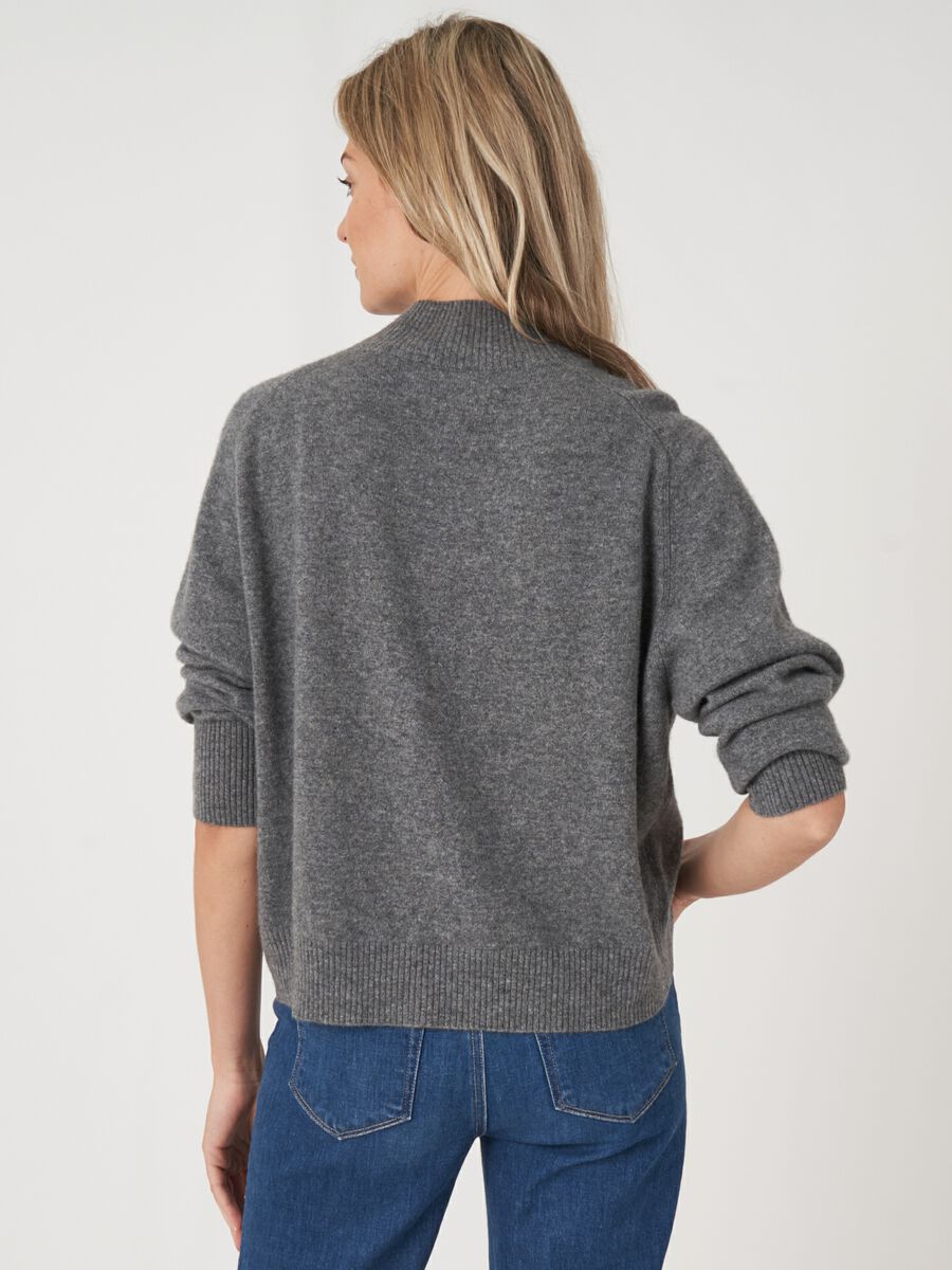 Pull à col montant en cachemire biologique image number 6