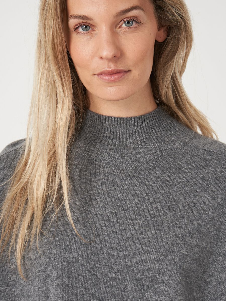 Pull à col montant en cachemire biologique image number 8