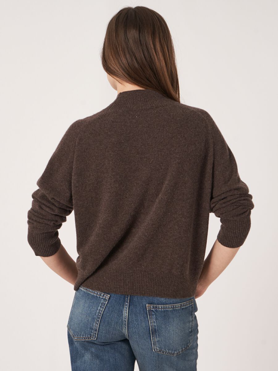 Pull à col montant en cachemire biologique image number 21
