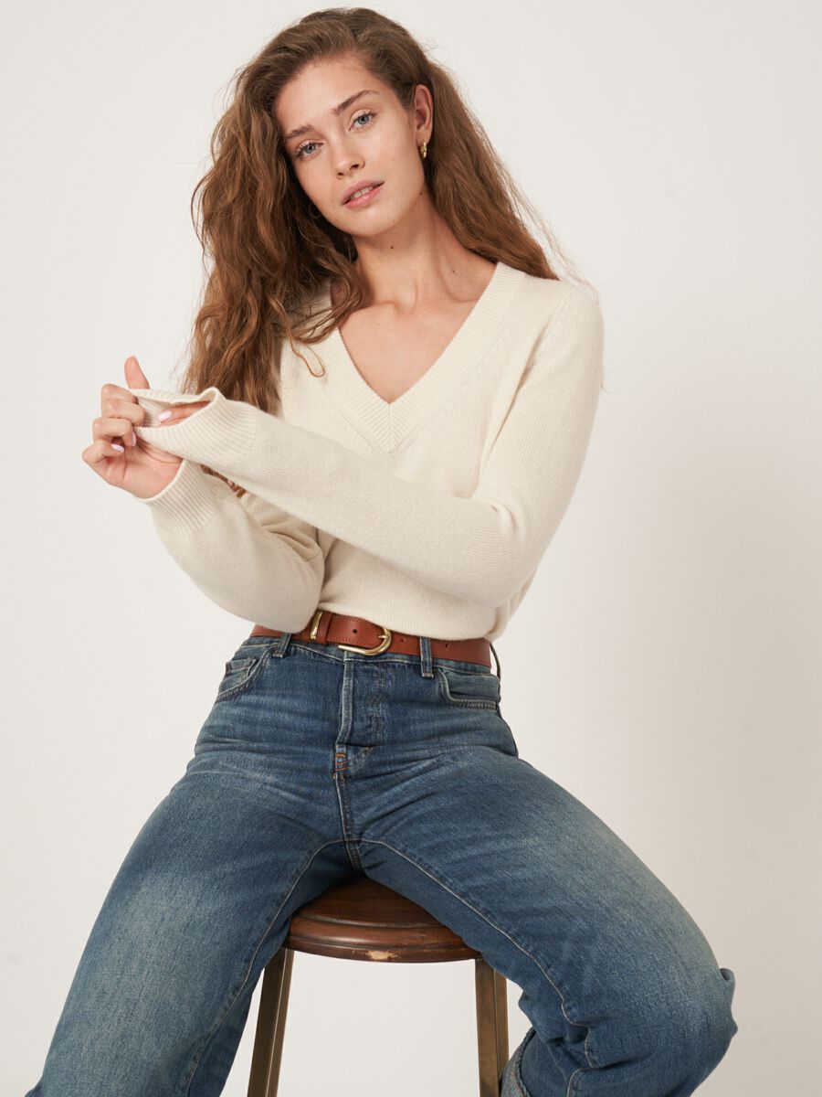 Korte cashmere sweater met V-hals image number 0