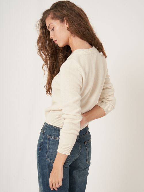 Gekürzter Bio-Kaschmir-Pullover mit V-Ausschnitt