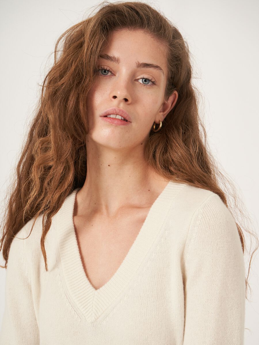 Gekürzter Bio-Kaschmir-Pullover mit V-Ausschnitt image number 2