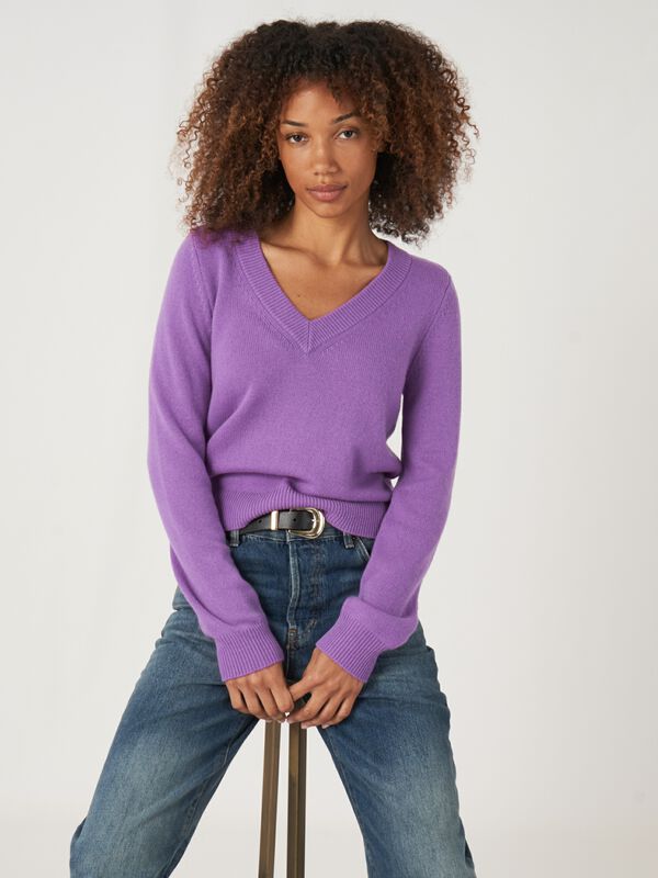 Korte cashmere sweater met V-hals image number 0