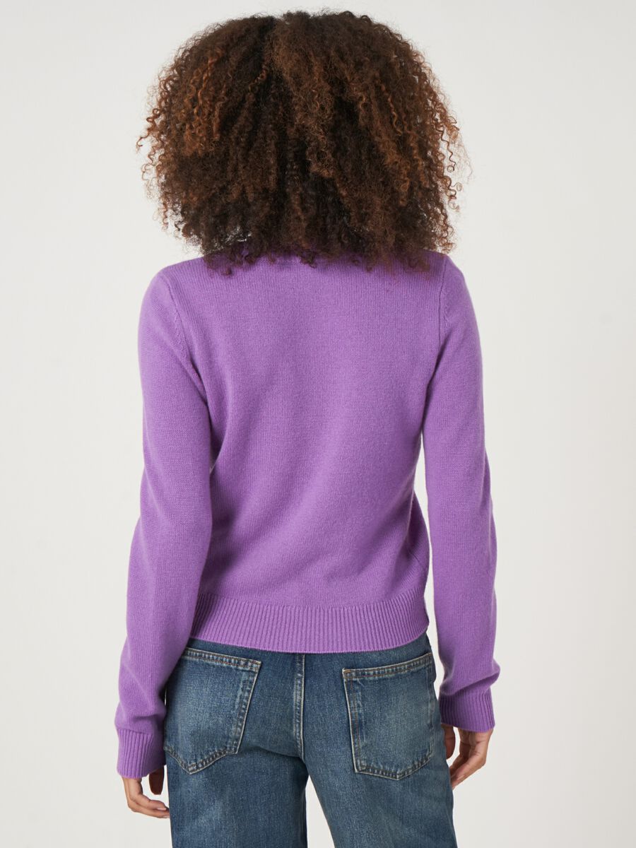 Pull court à col en V en cachemire biologique image number 7
