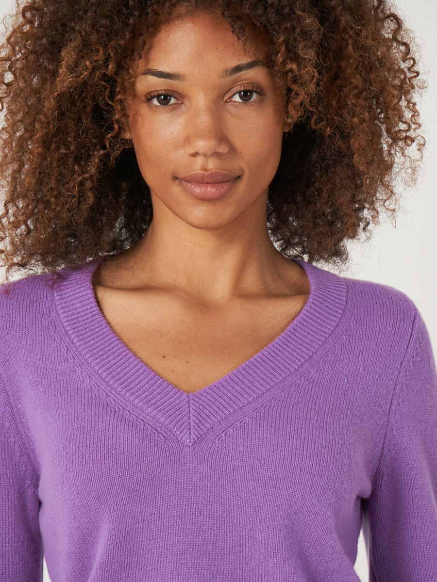 Pull court à col en V en cachemire biologique image number 9